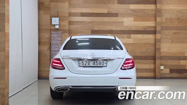 Mercedes-Benz E-Class 2017 — photo 4