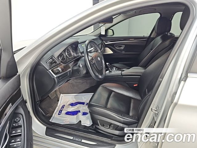 BMW 5-Series 2010 — photo 11