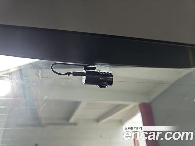 BMW 5-Series 2010 — photo 18
