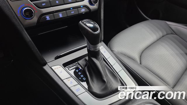 Hyundai AVANTE 2017 — photo 12