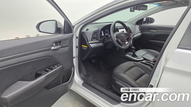 Hyundai AVANTE 2017 — photo 13