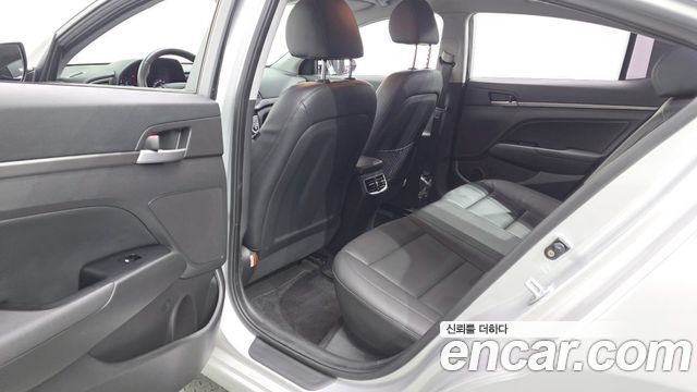 Hyundai AVANTE 2017 — photo 17