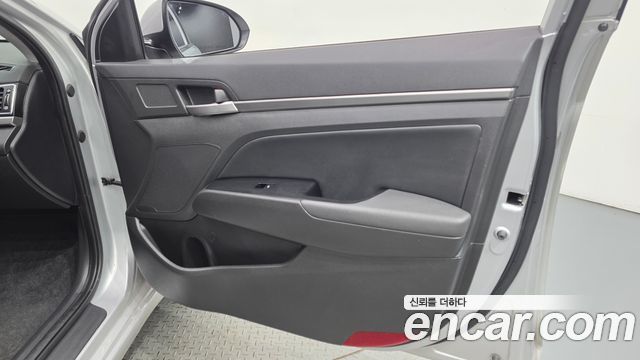 Hyundai AVANTE 2017 — photo 14