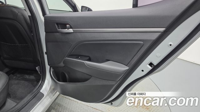 Hyundai AVANTE 2017 — photo 15
