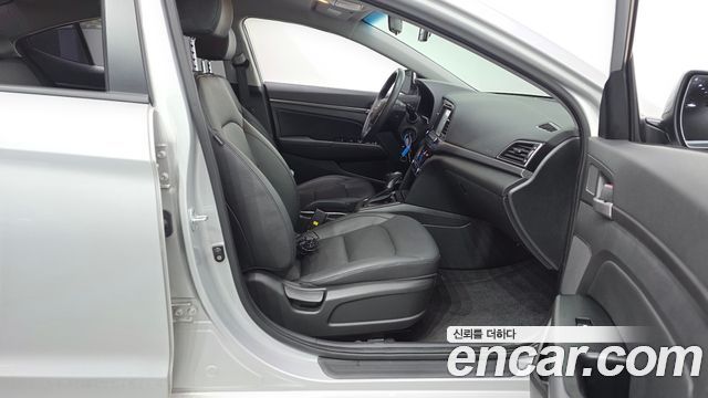 Hyundai AVANTE 2017 — photo 16