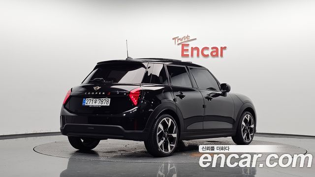 Mini Cooper 2026 — photo 2