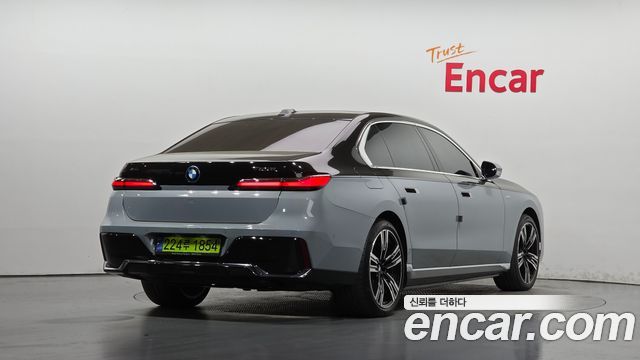 BMW 7-Series 2023 — photo 2