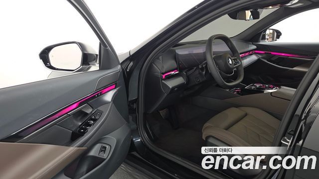 BMW 5-Series 2025 — photo 10