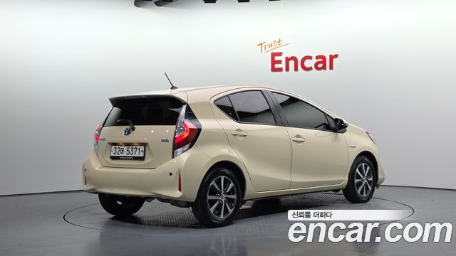 Toyota Prius 2018 — photo 2