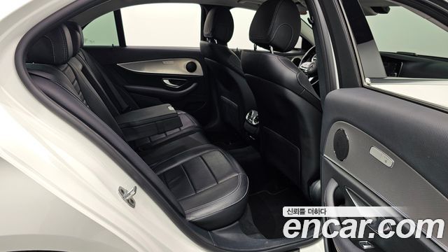 Mercedes-Benz E-Class 2019 — photo 18
