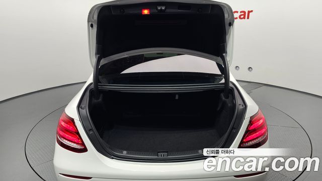 Mercedes-Benz E-Class 2019 — photo 26