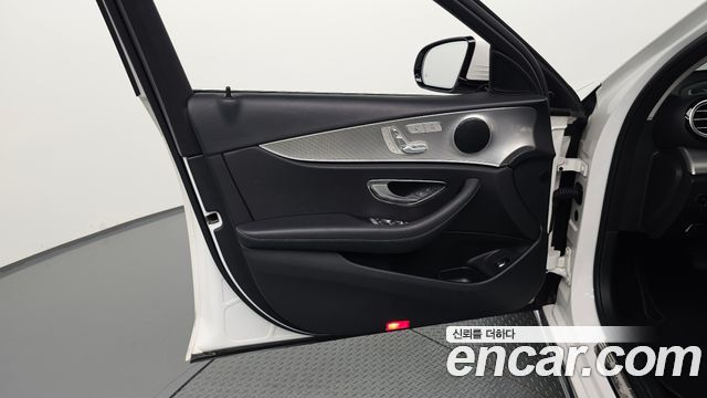 Mercedes-Benz E-Class 2019 — photo 14