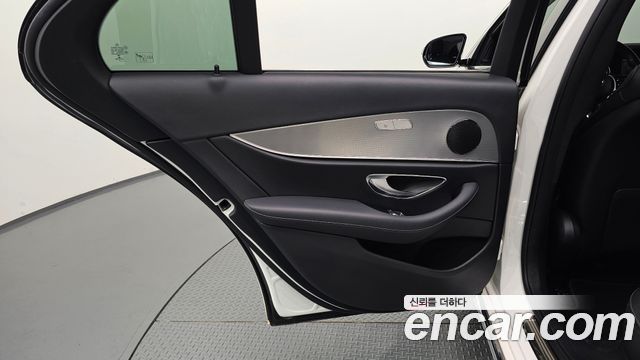 Mercedes-Benz E-Class 2019 — photo 15