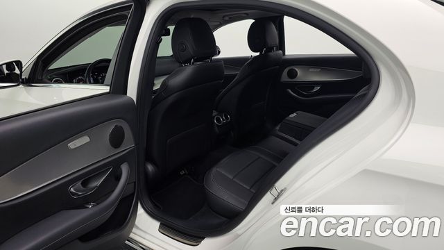 Mercedes-Benz E-Class 2019 — photo 16