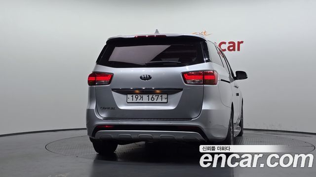 Kia Canival 2015 — photo 4