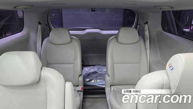 Kia Canival 2015 — photo 18