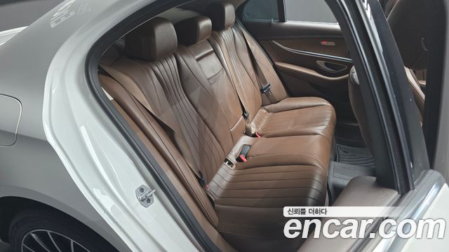 Mercedes-Benz E-Class 2019 — photo 17