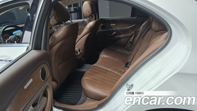 Mercedes-Benz E-Class 2019 — photo 18