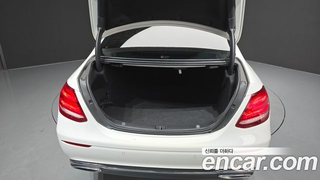Mercedes-Benz E-Class 2019 — photo 25