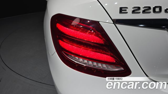 Mercedes-Benz E-Class 2019 — photo 9
