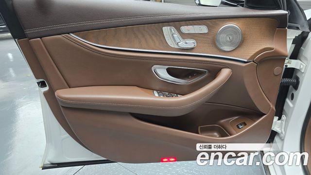 Mercedes-Benz E-Class 2019 — photo 14