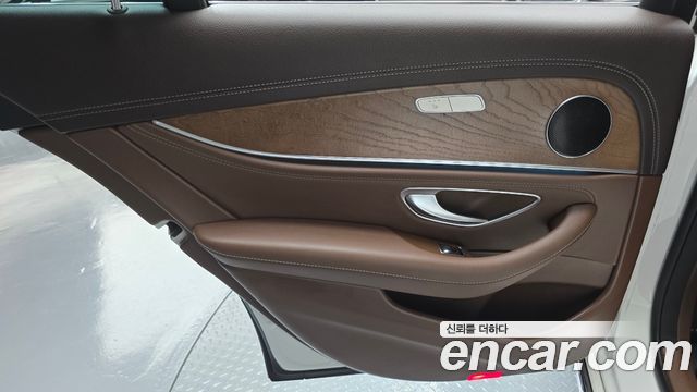 Mercedes-Benz E-Class 2019 — photo 15