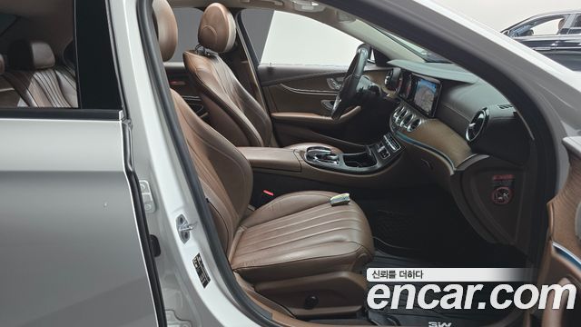Mercedes-Benz E-Class 2019 — photo 16