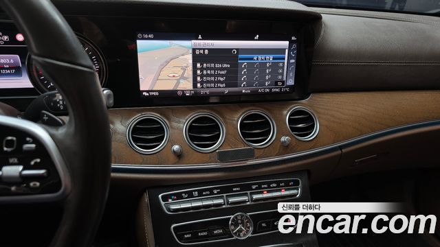 Mercedes-Benz E-Class 2019 — photo 31