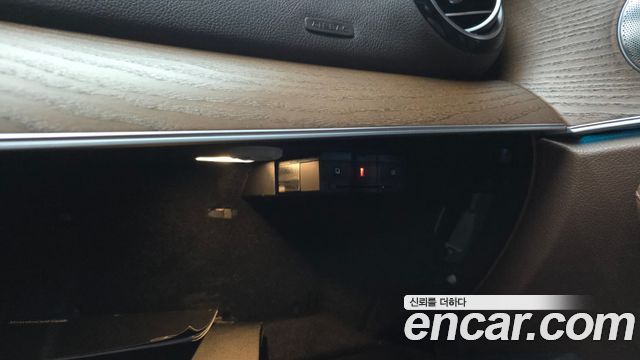 Mercedes-Benz E-Class 2019 — photo 33