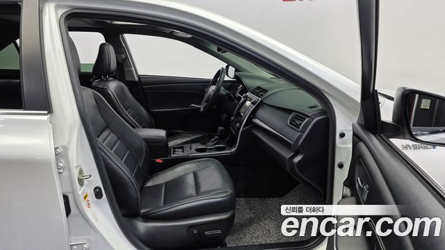 Toyota Camry 2017 — photo 12