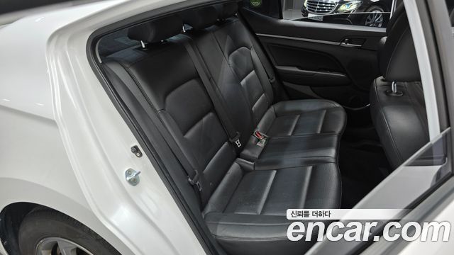 Hyundai AVANTE 2016 — photo 12