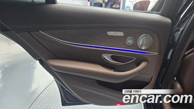 Mercedes-Benz E-Class 2018 — photo 15