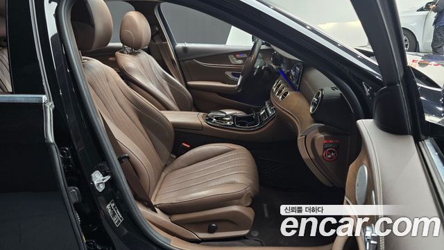 Mercedes-Benz E-Class 2018 — photo 16