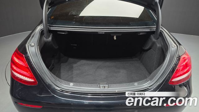Mercedes-Benz E-Class 2018 — photo 34