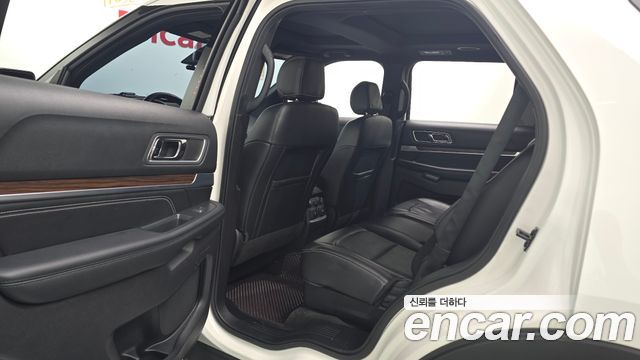 Ford Explorer 2017 — photo 17