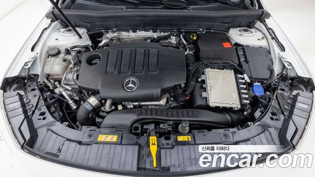 Mercedes-Benz GLB-Class 2025 — photo 6