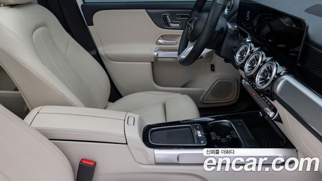 Mercedes-Benz GLB-Class 2025 — photo 9