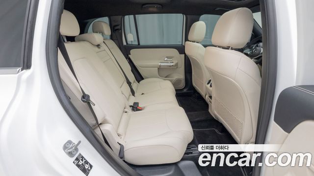 Mercedes-Benz GLB-Class 2025 — photo 10