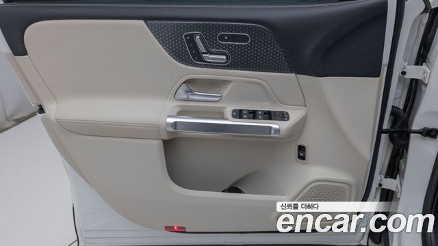 Mercedes-Benz GLB-Class 2025 — photo 15
