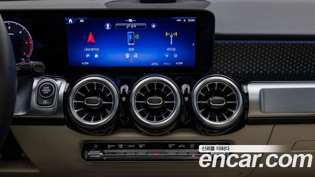 Mercedes-Benz GLB-Class 2025 — photo 16