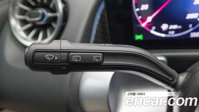 Mercedes-Benz GLB-Class 2025 — photo 18