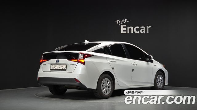 Toyota Prius 2021 — photo 2