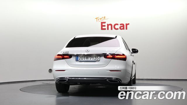 Mercedes-Benz E-Class 2023 — photo 4