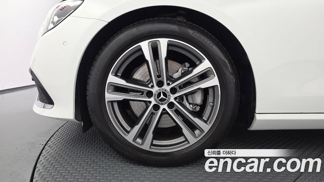 Mercedes-Benz E-Class 2023 — photo 5
