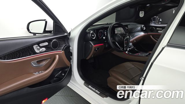 Mercedes-Benz E-Class 2023 — photo 13