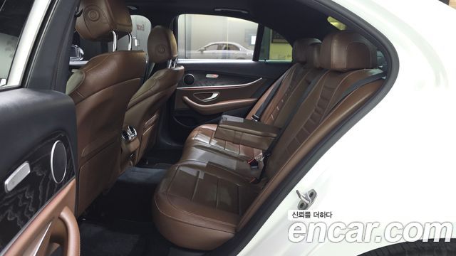 Mercedes-Benz E-Class 2023 — photo 17
