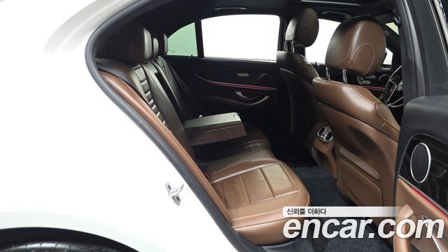 Mercedes-Benz E-Class 2023 — photo 18