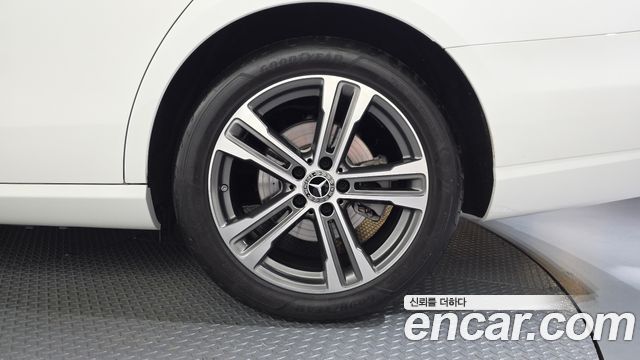 Mercedes-Benz E-Class 2023 — photo 7