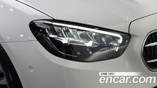 Mercedes-Benz E-Class 2023 — photo 8