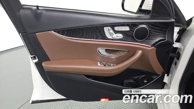 Mercedes-Benz E-Class 2023 — photo 14